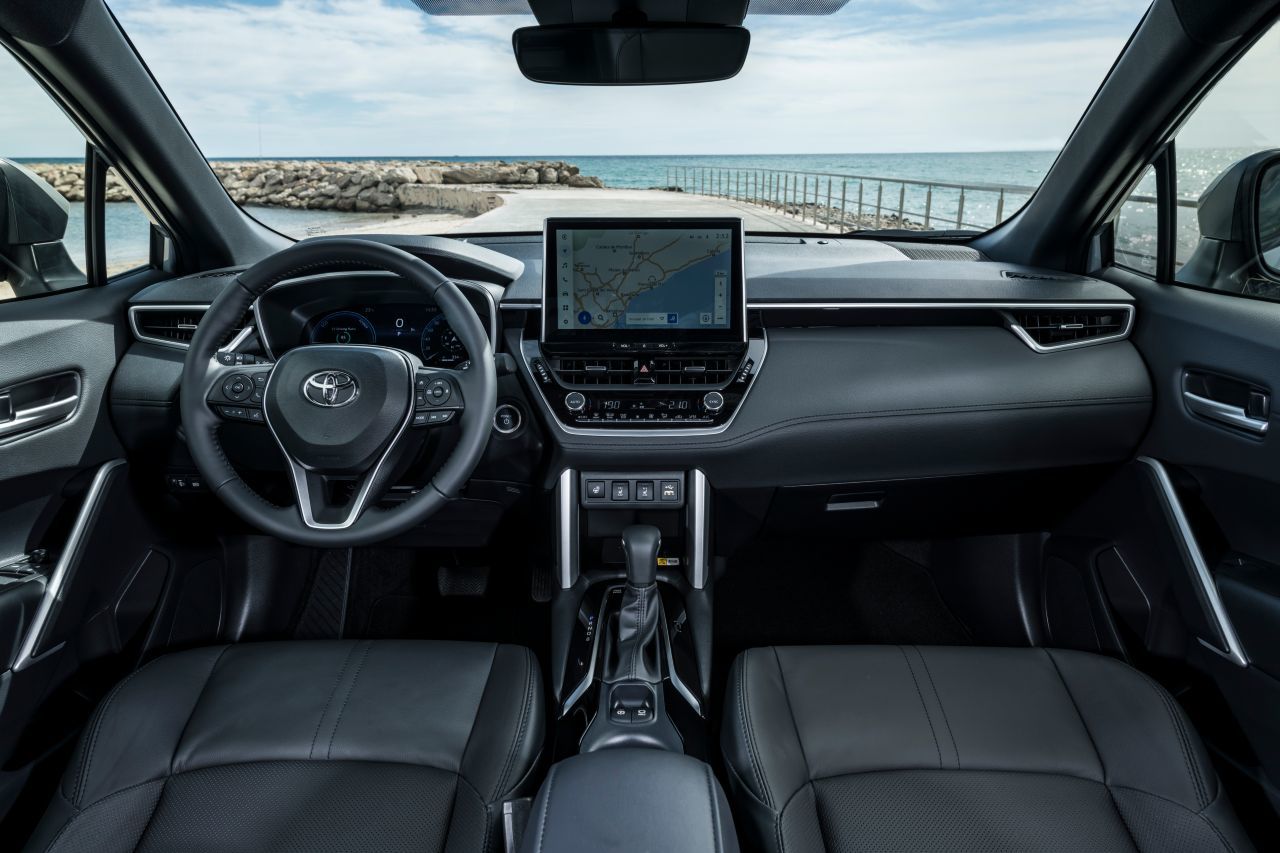Klassischer Zugang: Wesentliche Bereiche des Cockpits basieren auf bewährten Toyota-Konzepten und sind mit Knöpfen und Schaltern zu bedienen.