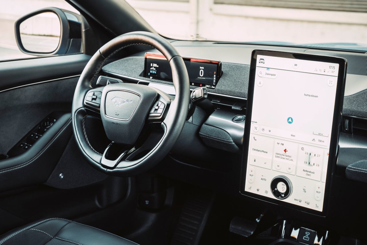 Beim Hochformat-Mega-Touchscreen im Zentrum ist das Vorbild Tesla offensichtlich.