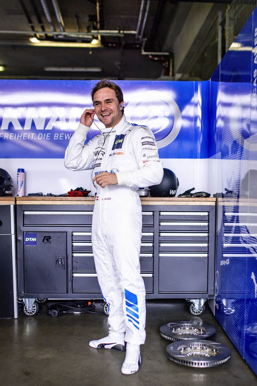 Lucas Auer hat gut lachen: Er bleibt Werksfahrer für einen der begehrtesten Motorsport-Konzerne der Welt – bei Mercedes-AMG.