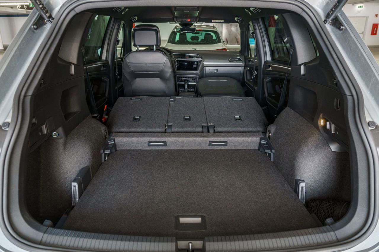 Wie geräumig der Tiguan Allspace ist, offenbart das Maximal-Ladevolumen von 1.920 Litern bei umgelegten Rücksitzlehnen.