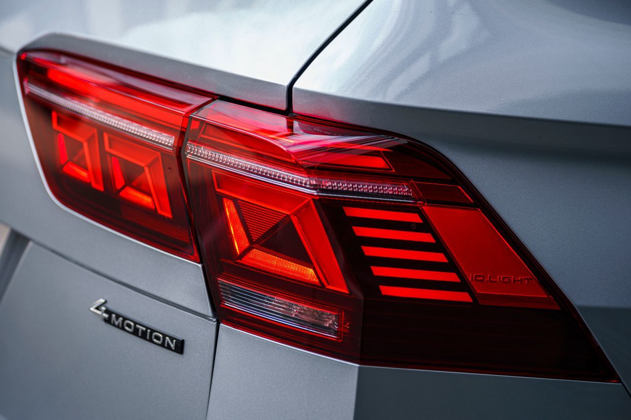 … Premium-Insignien dazu: Aufwendig gestaltete LED-Rückleuchten …