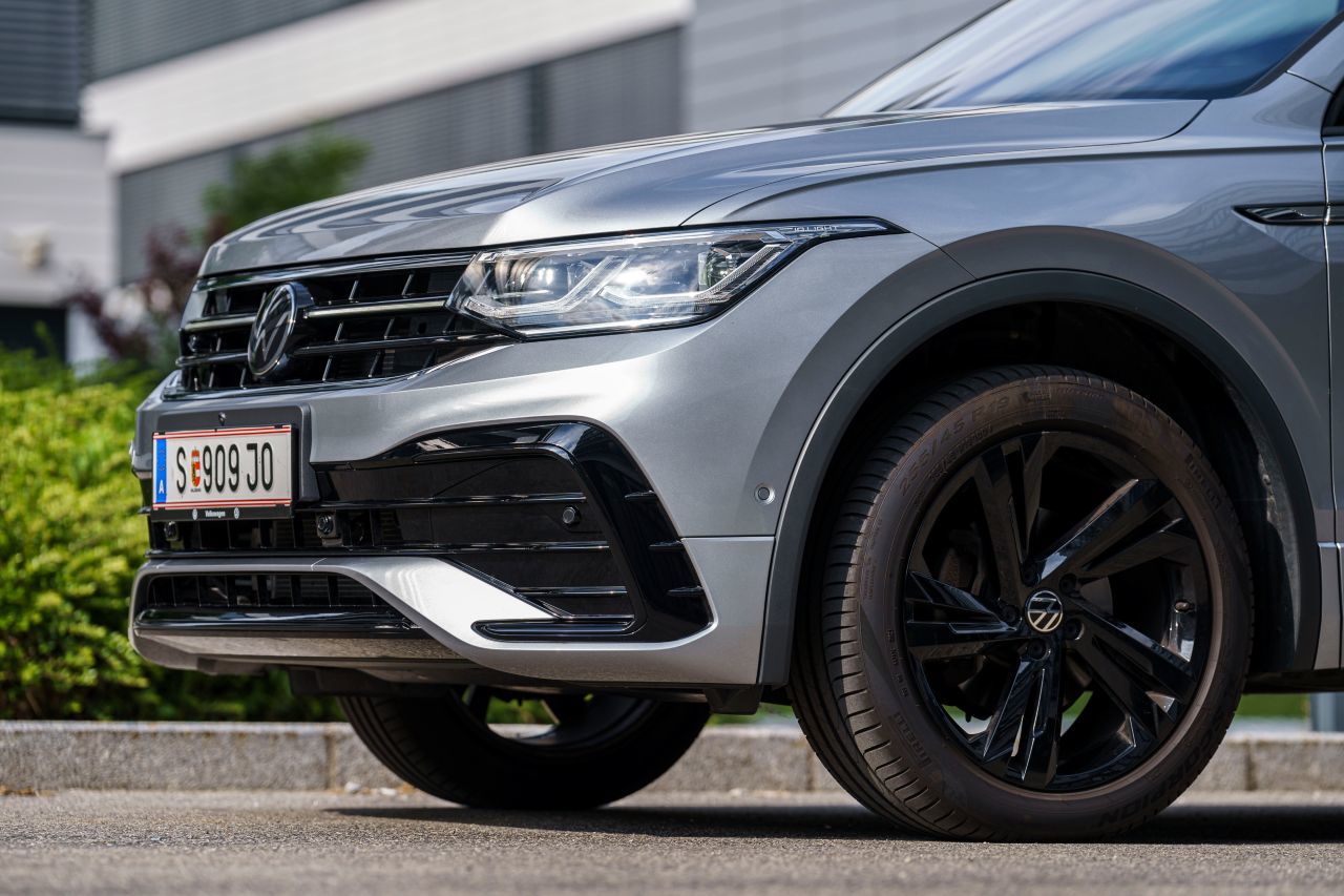 Die sportliche R-Line mit durchgehender Lichtleiste im Kühlergrill – in diesem Fall kombiniert mit dem „Black Style“-Designpaket.