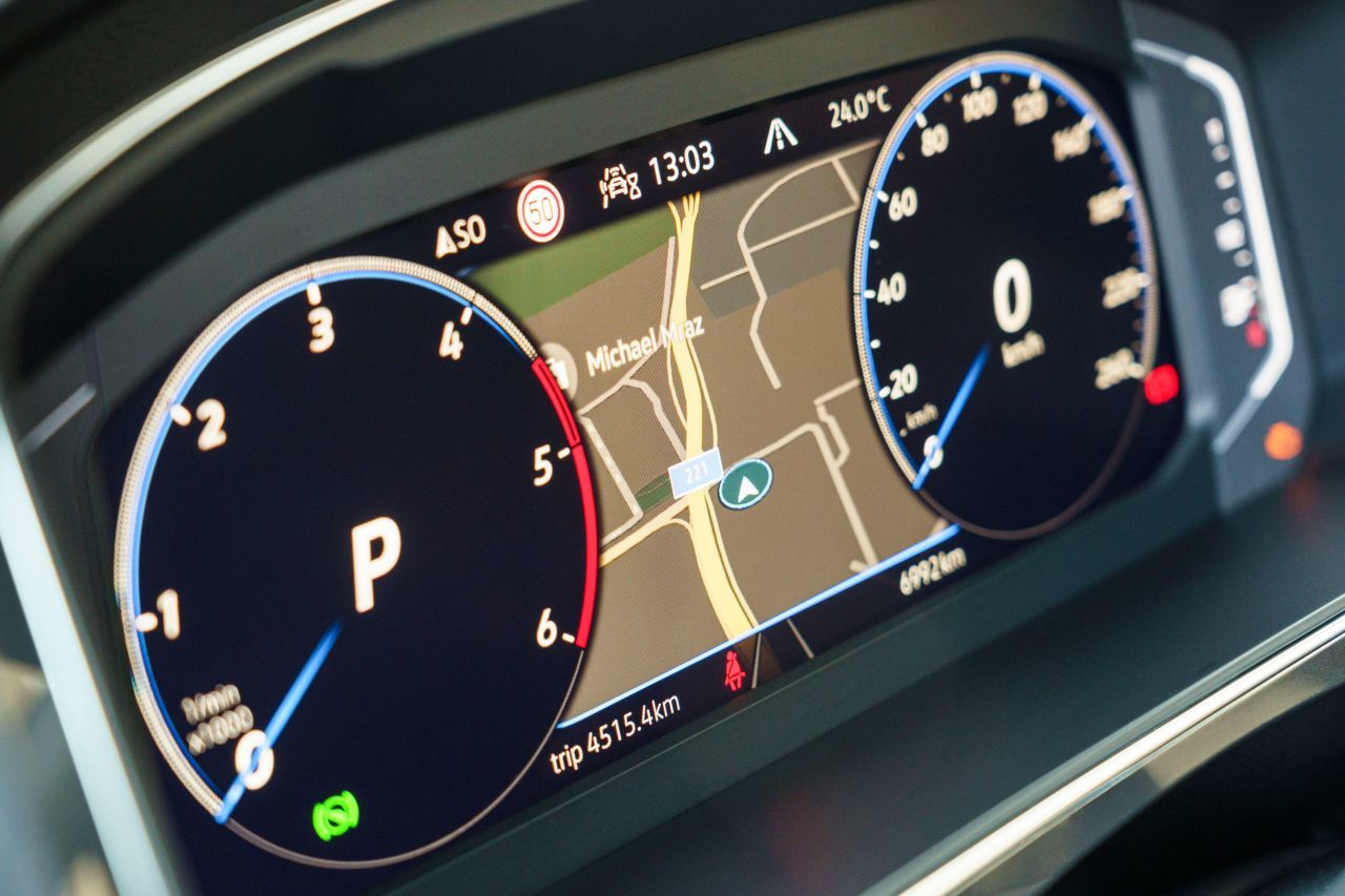 Volldigitales Kombiinstrument mit 8,0-Zoll-Display und Kartendarstellung.
