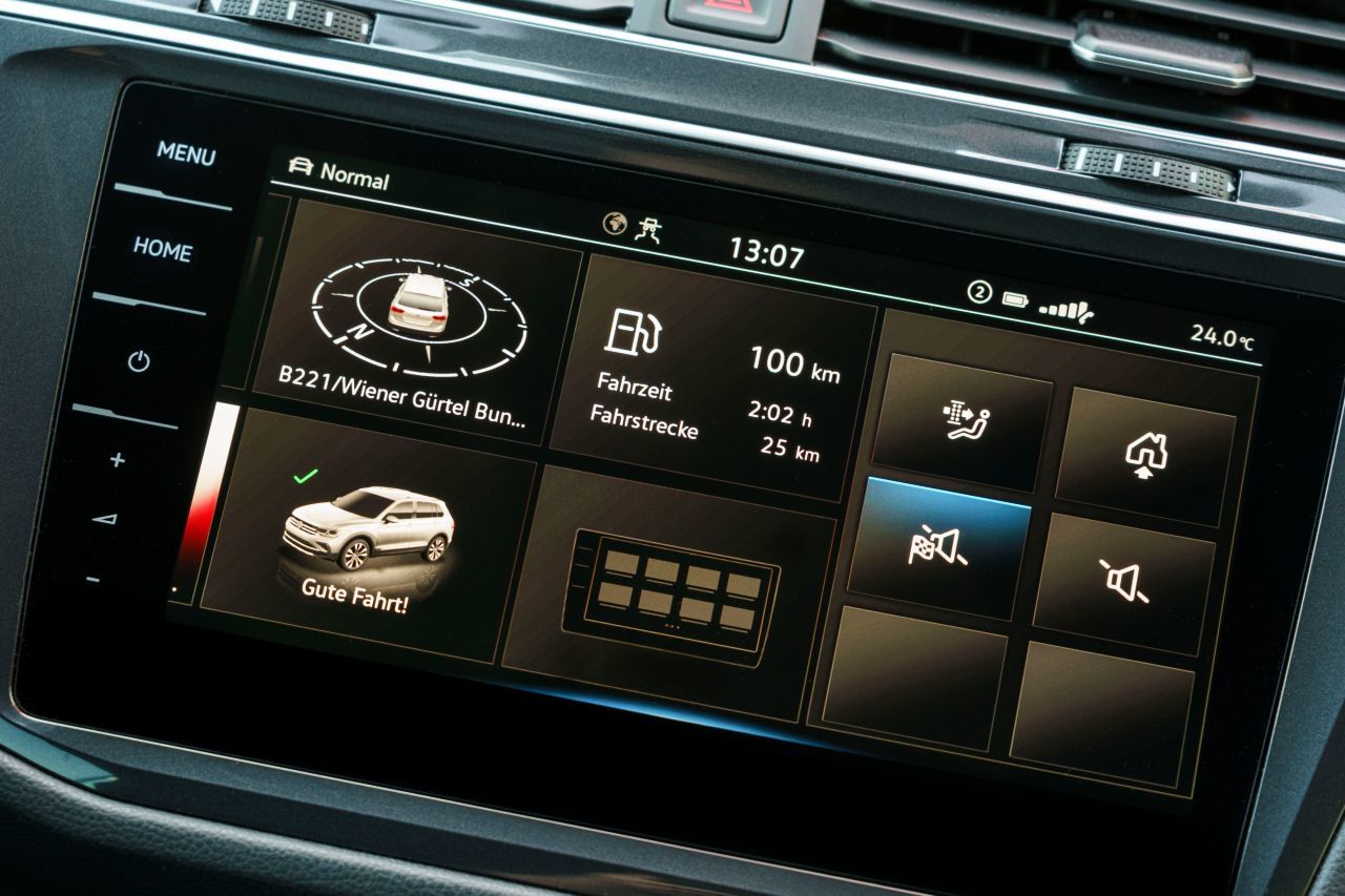 Der mittige 9,2-Zoll-Multimedia-Touchscreen, hier mit Kachel-Layoutvariante.