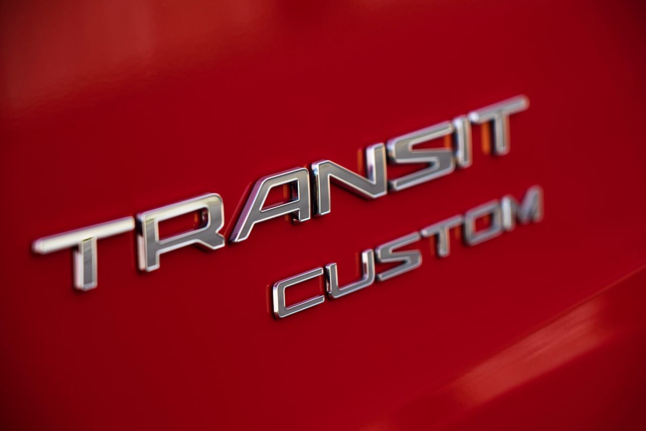 Der Custom ist die kompaktere Alternative zum großen Transit.