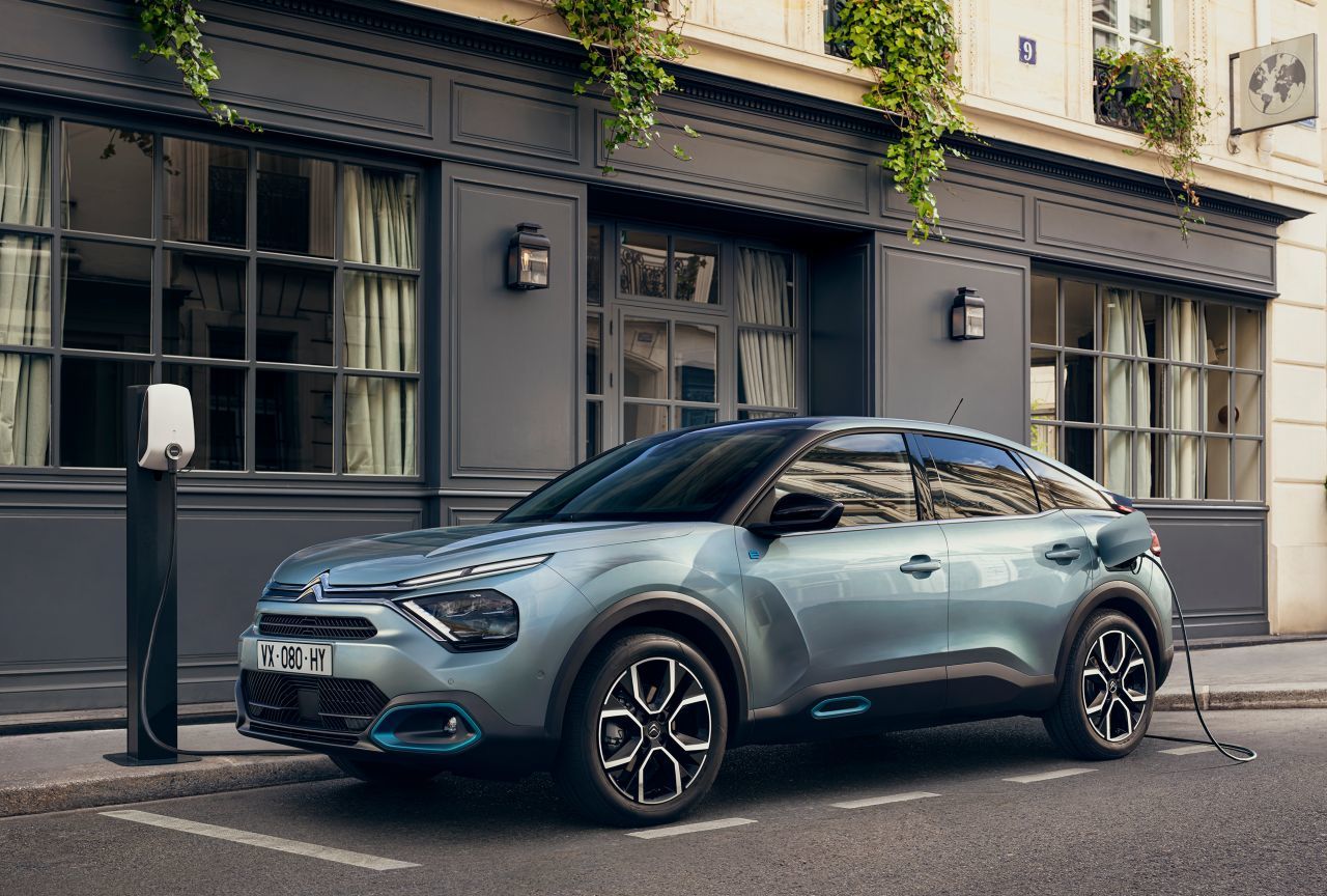 Citroën wird beim C4 seiner Rolle als Kreativabteilung gerecht und sich mit einer Crossover-Coupé-Mischung vom Einerlei der Kompaktklasse ab.