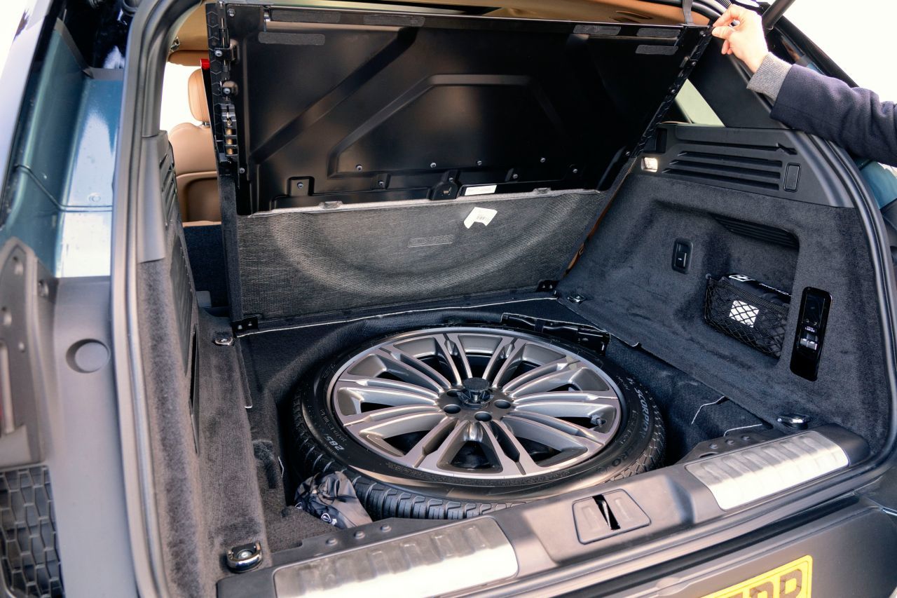 Sicher ist sicher: Großes Reserverad unter der Kofferraumabdeckung.