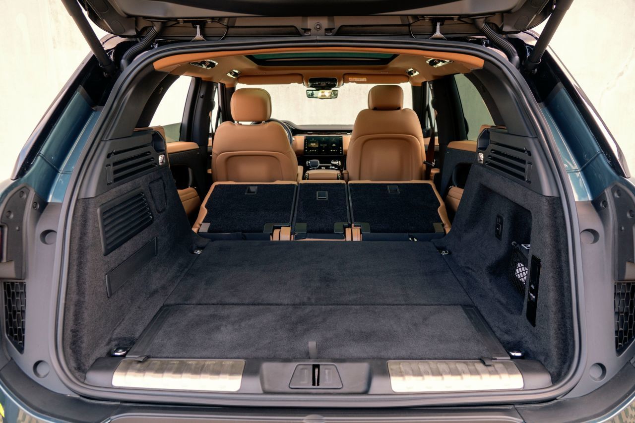 Das Kofferraumvolumen ist mit 647 bis 1.860 Litern ähnlich großzügig wie beim großen Range Rover, der ausgelete Teppich ebenso flauschig.