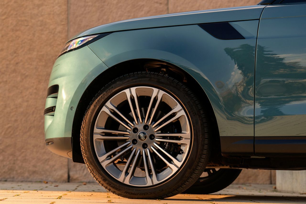Wie viel der Range Rover Sport in perfekte Proportionen investiert, offenbart sich im Detail: 23-Zoll-Räder, tatsächlich.