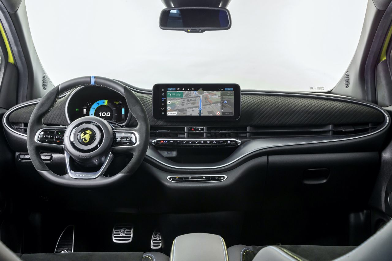 Das Cockpit wird gegenüber dem Fiat 500 Elektro mit viel Alcantara, Sportsitzen, zweifarbigen Nähten und einem Sportlenkrad ordentlich upgegradet.