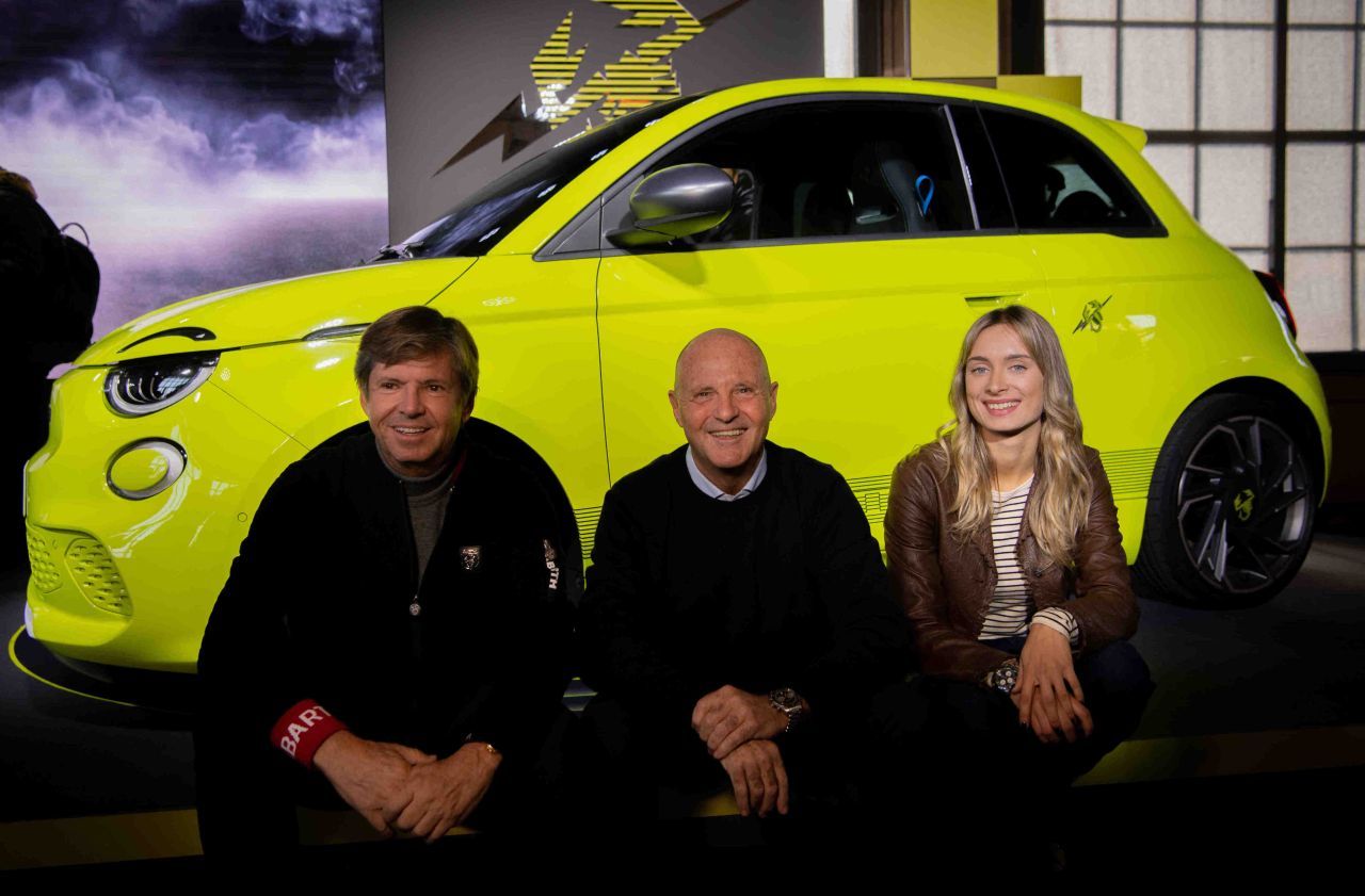 Fiat- and Abarth-CEO Olivier Francois mit Ex-Rallye-Weltmeister Miki Biasion und dessen Tochter Bettina Biasion, die den Abarth 500e durch das legendäre, aus dem Film-Klassiker 