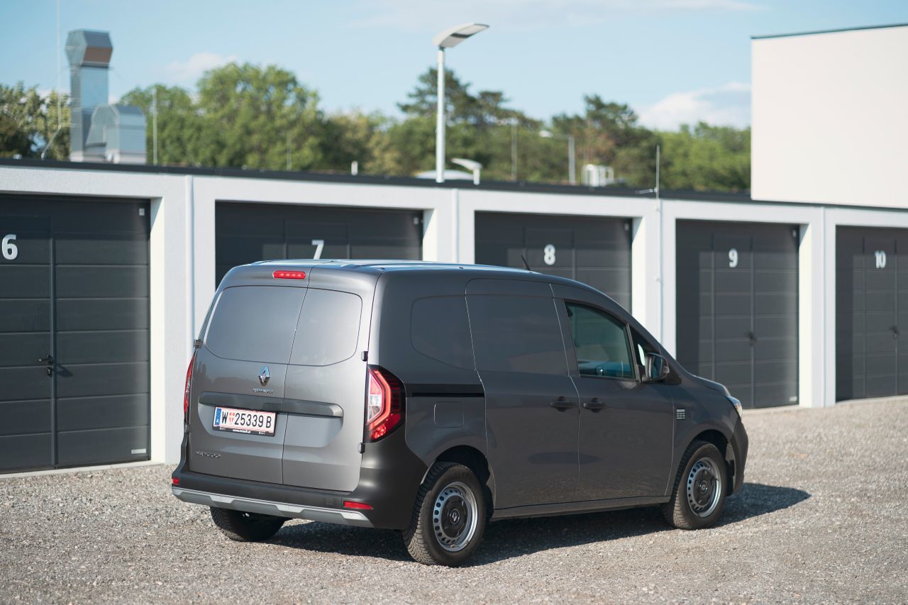Der Kangoo Van ist in der L1-Version parkplatzfreundliche 4,48 Meter lang und – falls man doch kein Glück hat – garagentaugliche 1,86 Meter hoch.