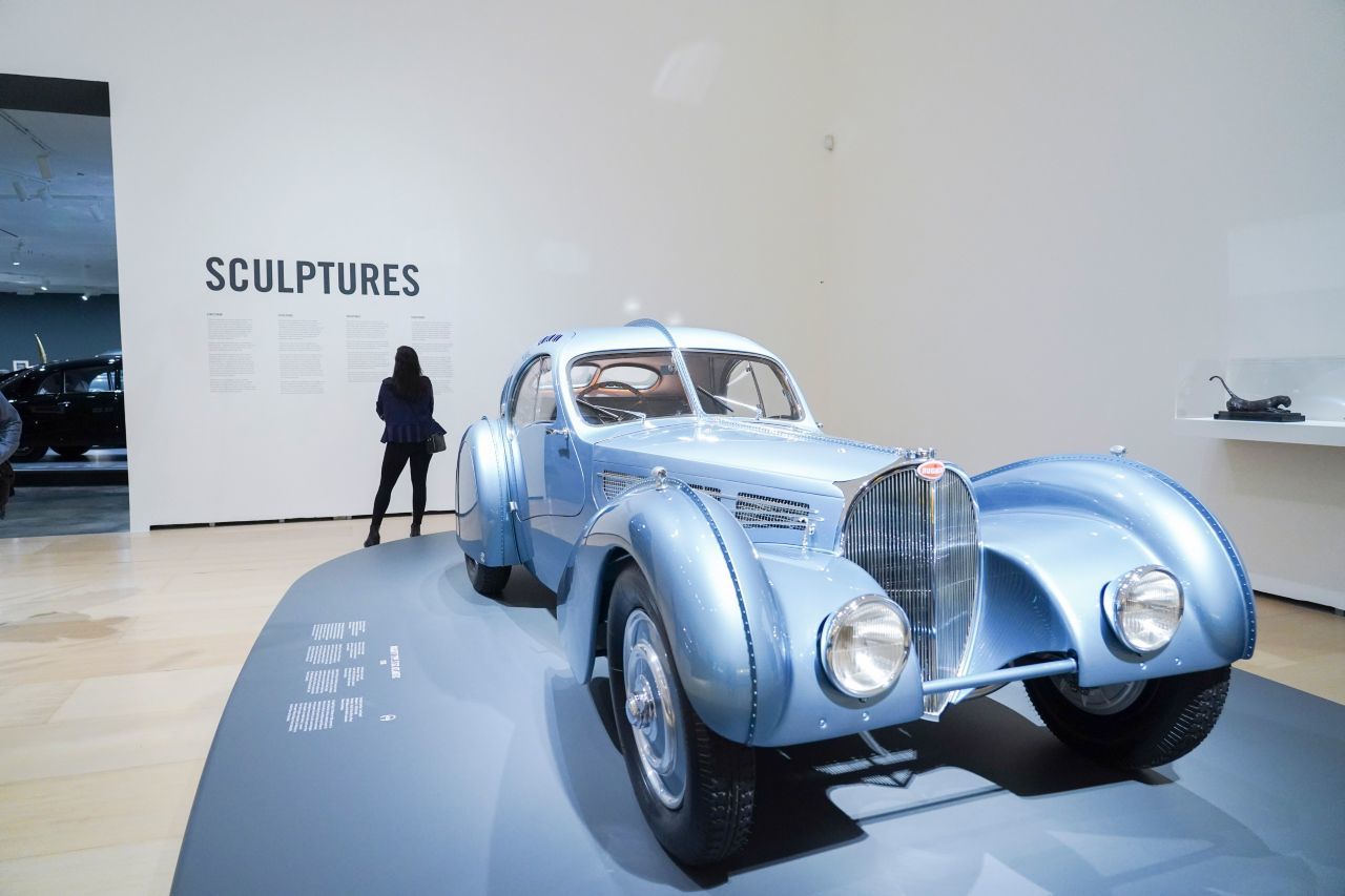 Der Bugatti Type 57 SC Atlantic – hier ausgestellt im Guggenheim Bilbao (man beachte die Kategorie) – gilt vielen als schönster Sport-Oldtimer der Welt.