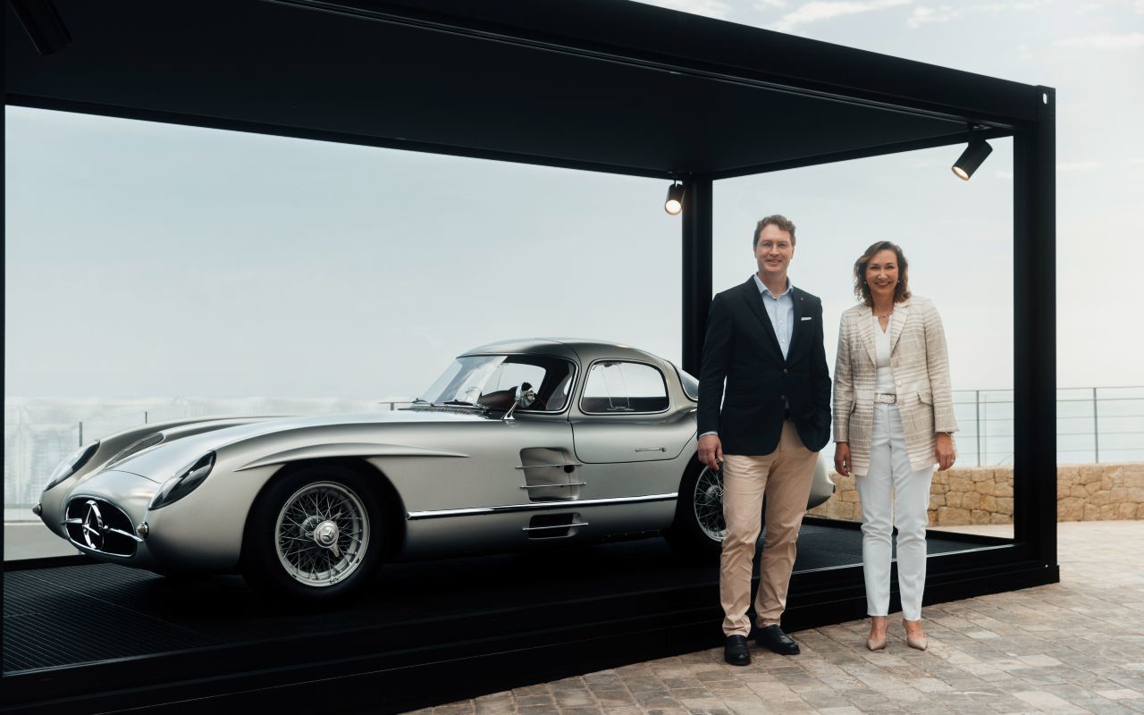 Ein privater Sammler zahlte bei einer Auktion den Rekordpreis von 135 Millionen Euro. Im Bild sind hier aber die Verkäufer von Mercedes-Benz.