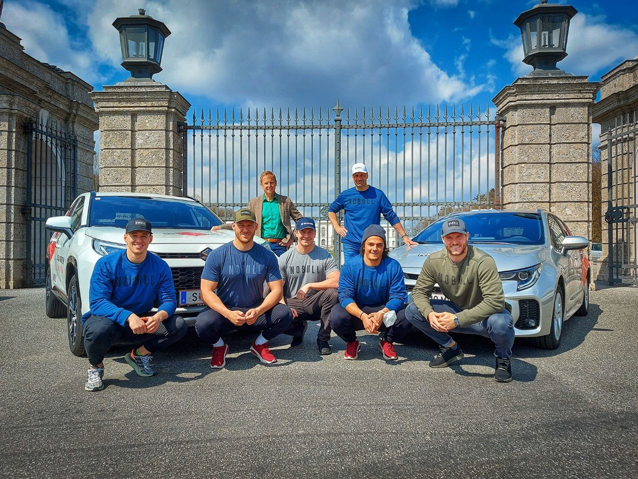 Österreichs Asse: Roland Pfeiffenberger (Suzuki Austria) mit Jakob Mandelbauer, Markus Glück, Markus Treichl, Robert Eckschlager. Hinten: Nick Kompain, Klaus Gerold.