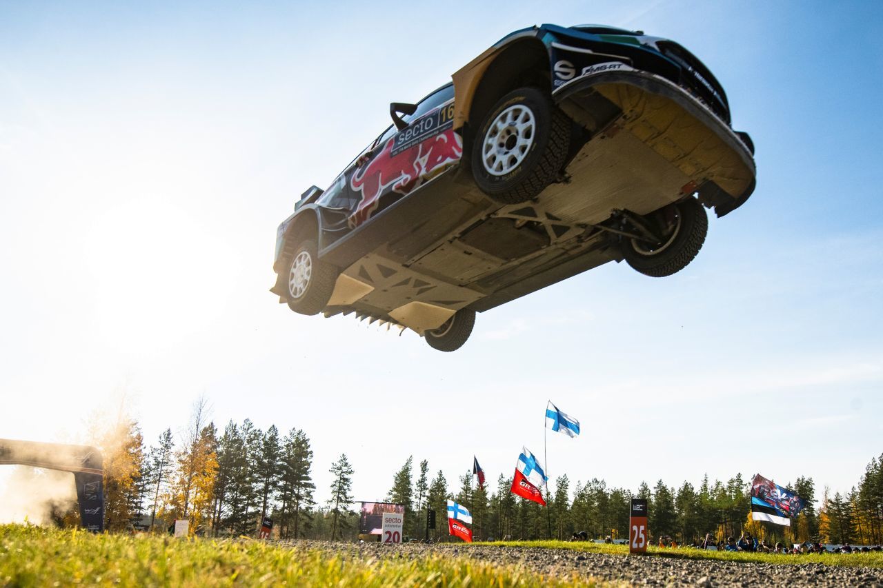 Verleiht Red Bull den Formel-1-Träumen von Ford Flügel? In der Rallye klappt das ja schon. Ganz oben: Der erste Red-Bull-Sauber mit Karl Wendlinger und mit einem Ford-Motor – und der legendäre Lotus, ebenfalls mit Ford-Power.