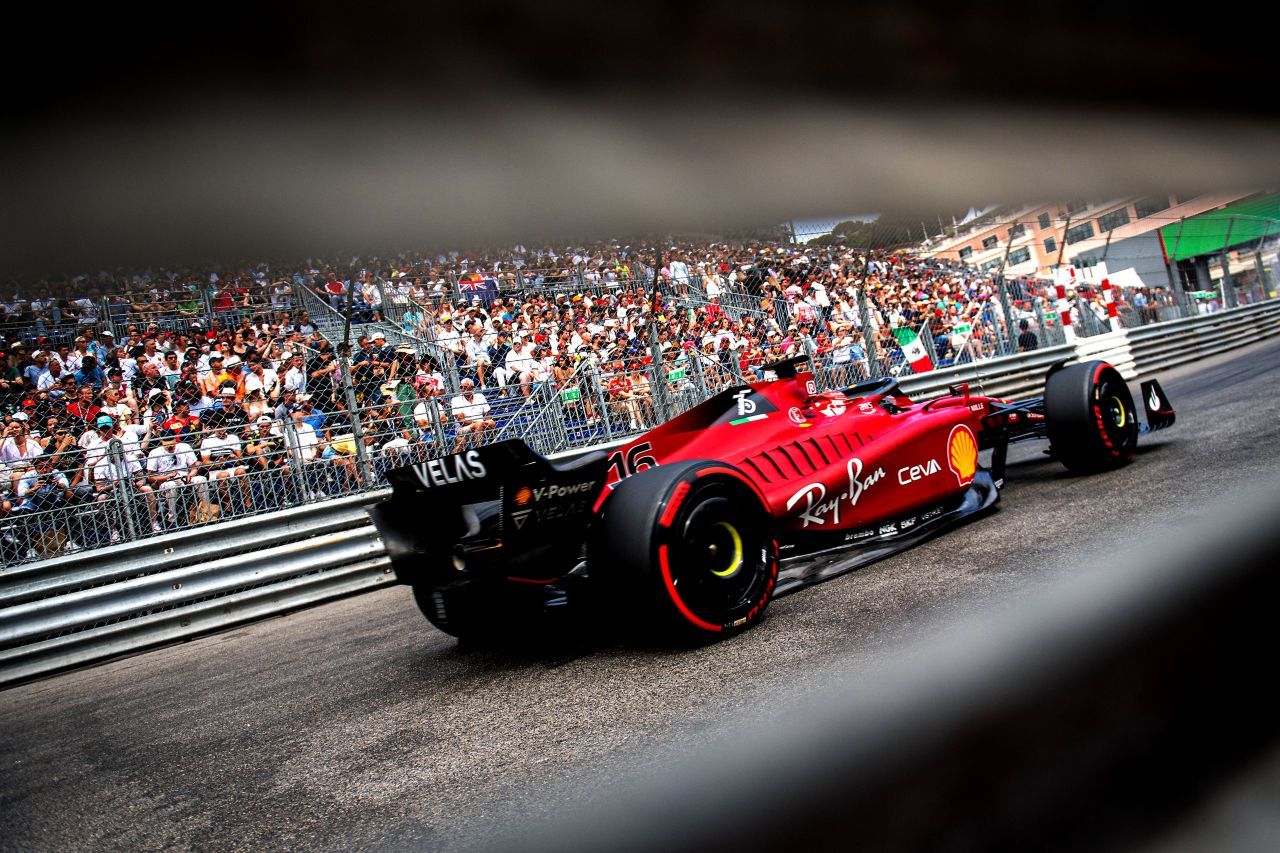 Der Klassiker in Monaco ist heuer wieder auf Servus TV zu sehen. Hier im Bild: Lokalmatador Charles Leclerc. Oben: Andreas Gröbl.