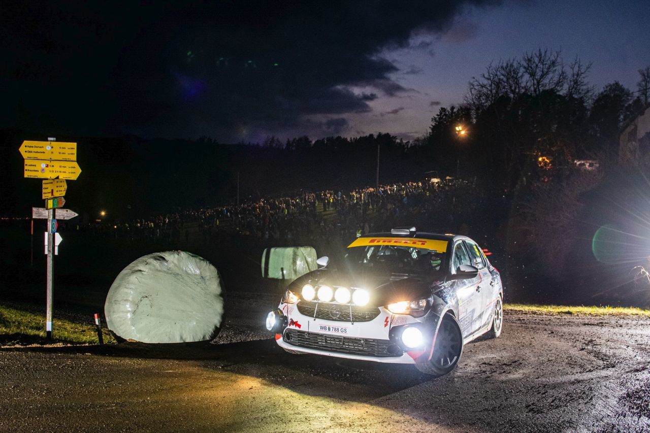 Auch in der Dunkelheit macht Rallye Spaß: Luca Waldherr / Claudia Maier (Opel), Sieger der 2WD-Wertung.