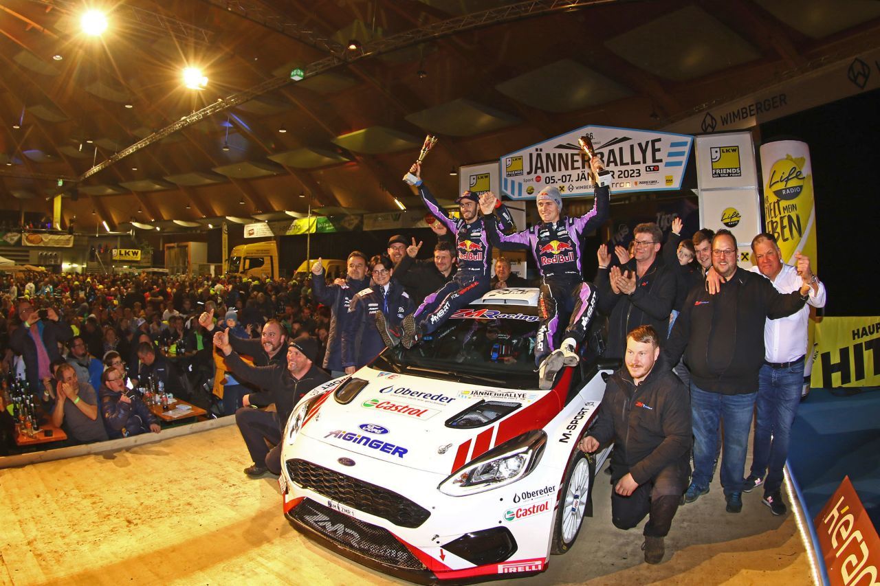 Und das finale Foto gehört dem Siegerteam: ZM Racing aus Amstetten freut sich über den ersten gemeinsamen Sieg mit Adrien Fourmaux.