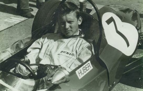 Günther Huber ist einer der erfolgreichsten Piloten in Österreichs-Motorsportgeschichte. Was bewegt ihn mit 81? - Günther Huber, Renn-Legende