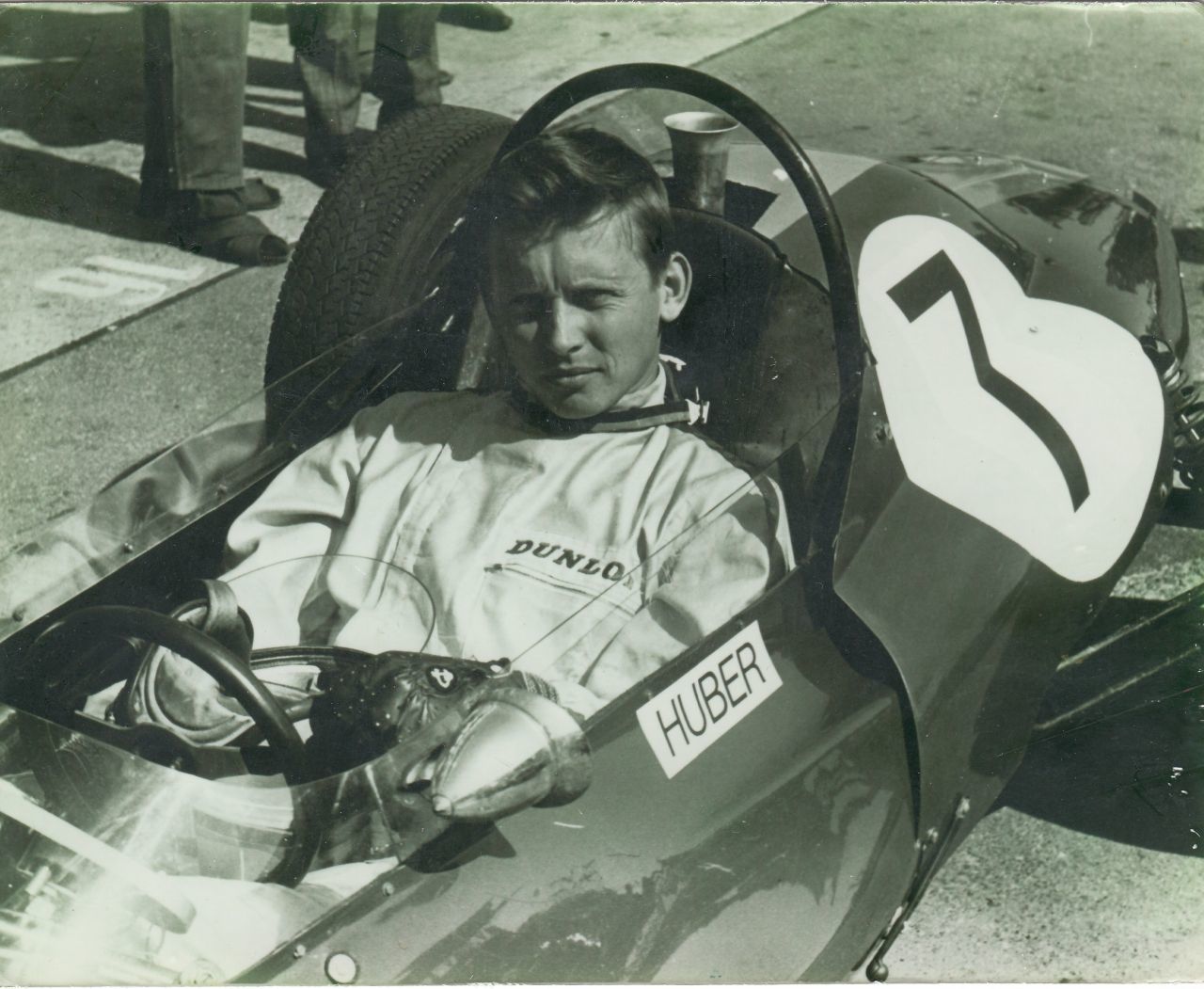 In der Formel V hatte Österreich ein echtes Wunderteam in den 1960ern – und Ing. Günther Huber war einer der Besten der Welt, und das meist mit Autos, die er selbst hergerichtet hatte. Das unterschied ihn von den Rivalen im Team des legendären Kurt Bergmann.