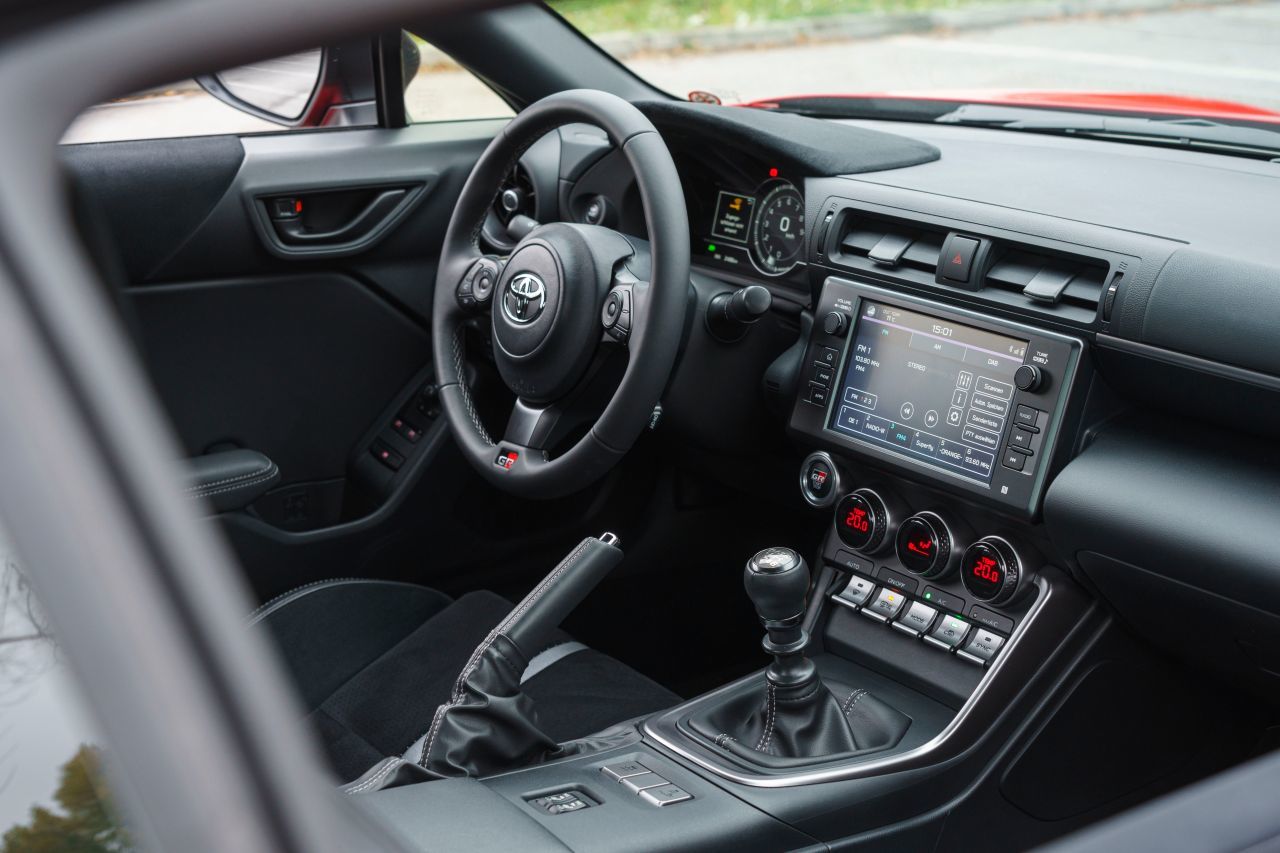 Vielleicht nicht direkt ein Design-Highlight, aber wen kümmert das in so einem Auto? Das Cockpit ist ein sehr schöner Ort für Fahrertypen.