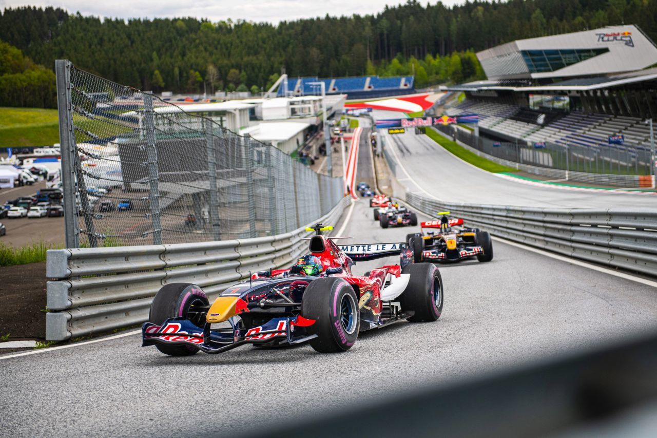 Die BossGP-Serie ist ein ebenso aufrender wie altbekannter Gast am Red Bull Ring. Mit dem Klang der Formel 1 von früher. Hören Sie sich das an.