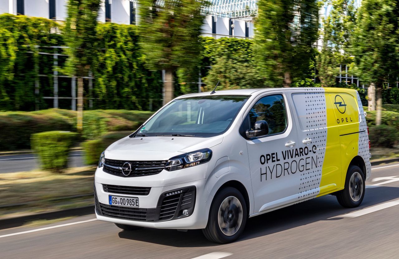 Fährt mit 6,6 Kilo Wasserstoff rund 400 Kilometer, ist in drei Minuten aufgetankt: Opel hat den Vivaro-e HYDROGEN entwickelt und zur Serienrreife gebracht.