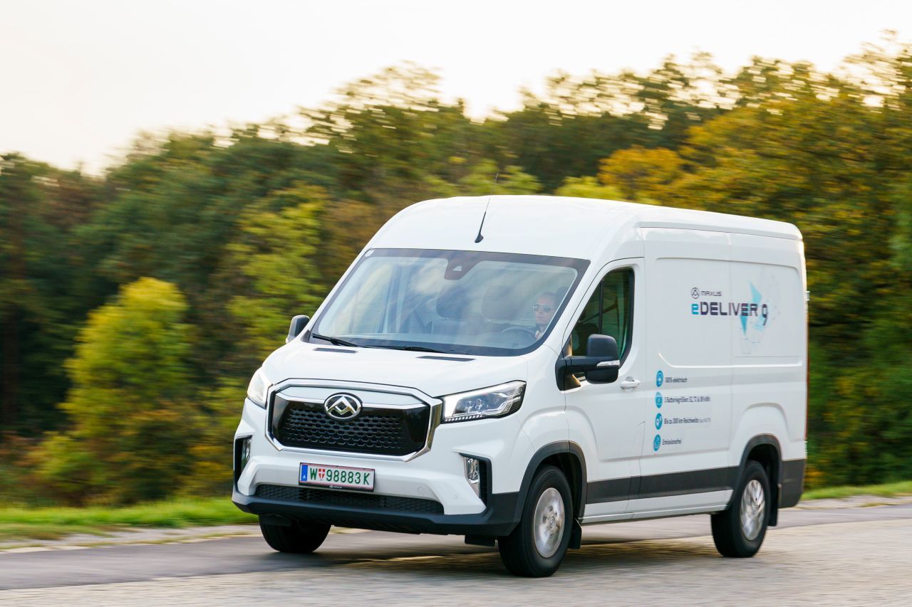 Der E-Motor (204 PS, 310 Nm) beschleunigt den leeren Transporter fast sportlich. Das Reichweiten-Versprechen hält in der Praxis.
