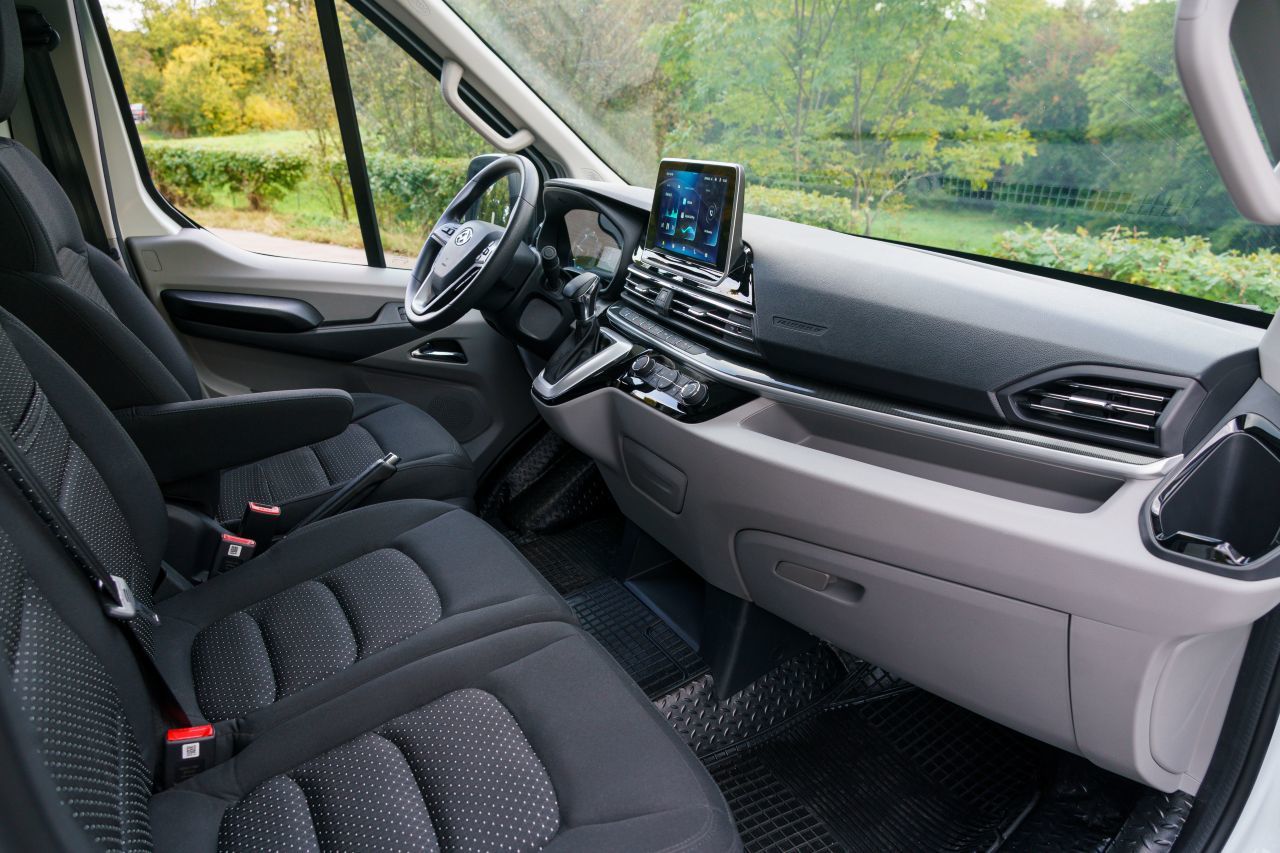 Der Fahrer hat eine gute Sitzposition und serienmäßig zwei Beifahrersitze. Klimaanlage, Fensterheber und sogar Sitzheizung sind serienmäßig.