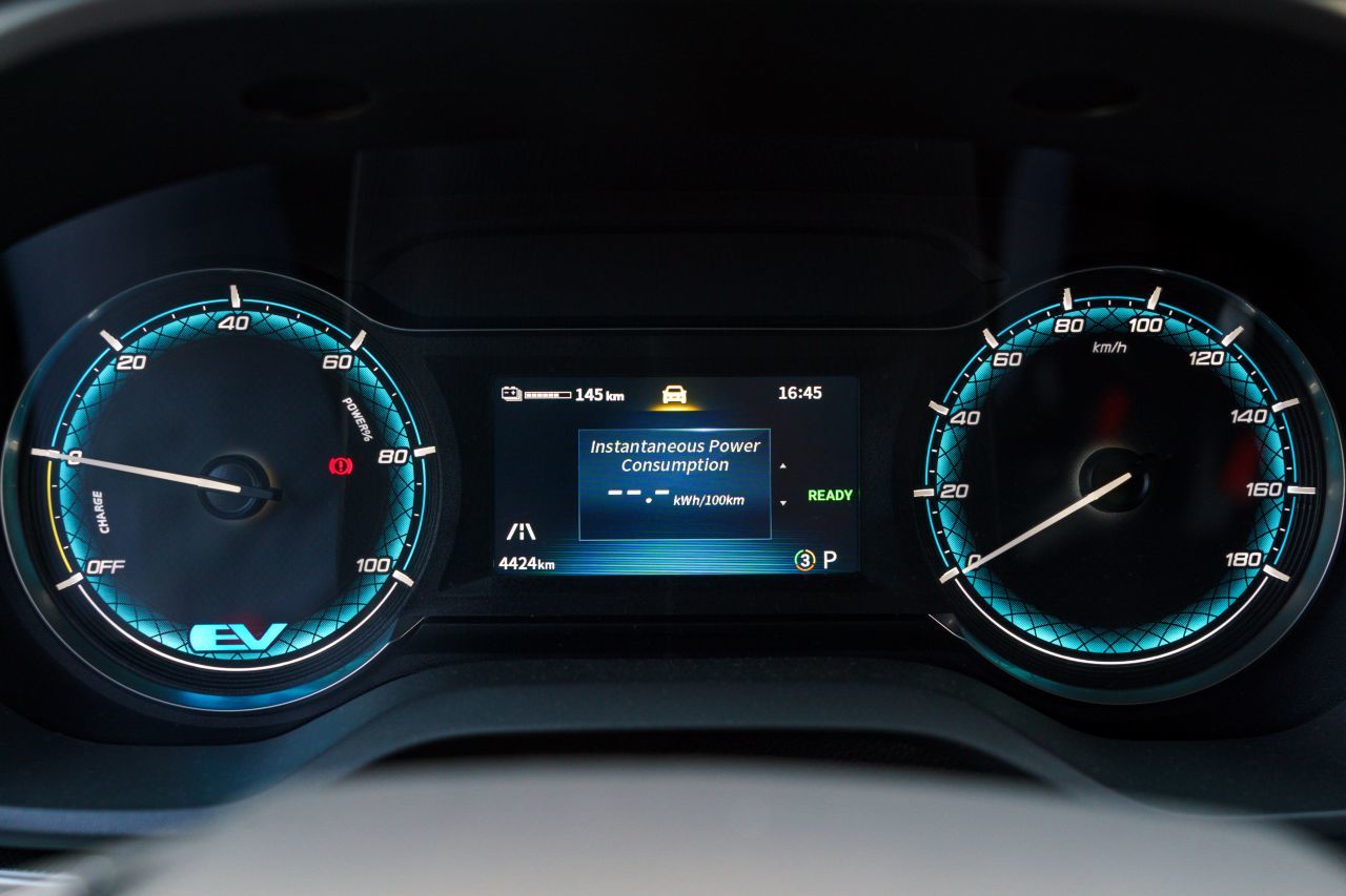 Armaturen mit Infodisplay zwischen den Uhren.