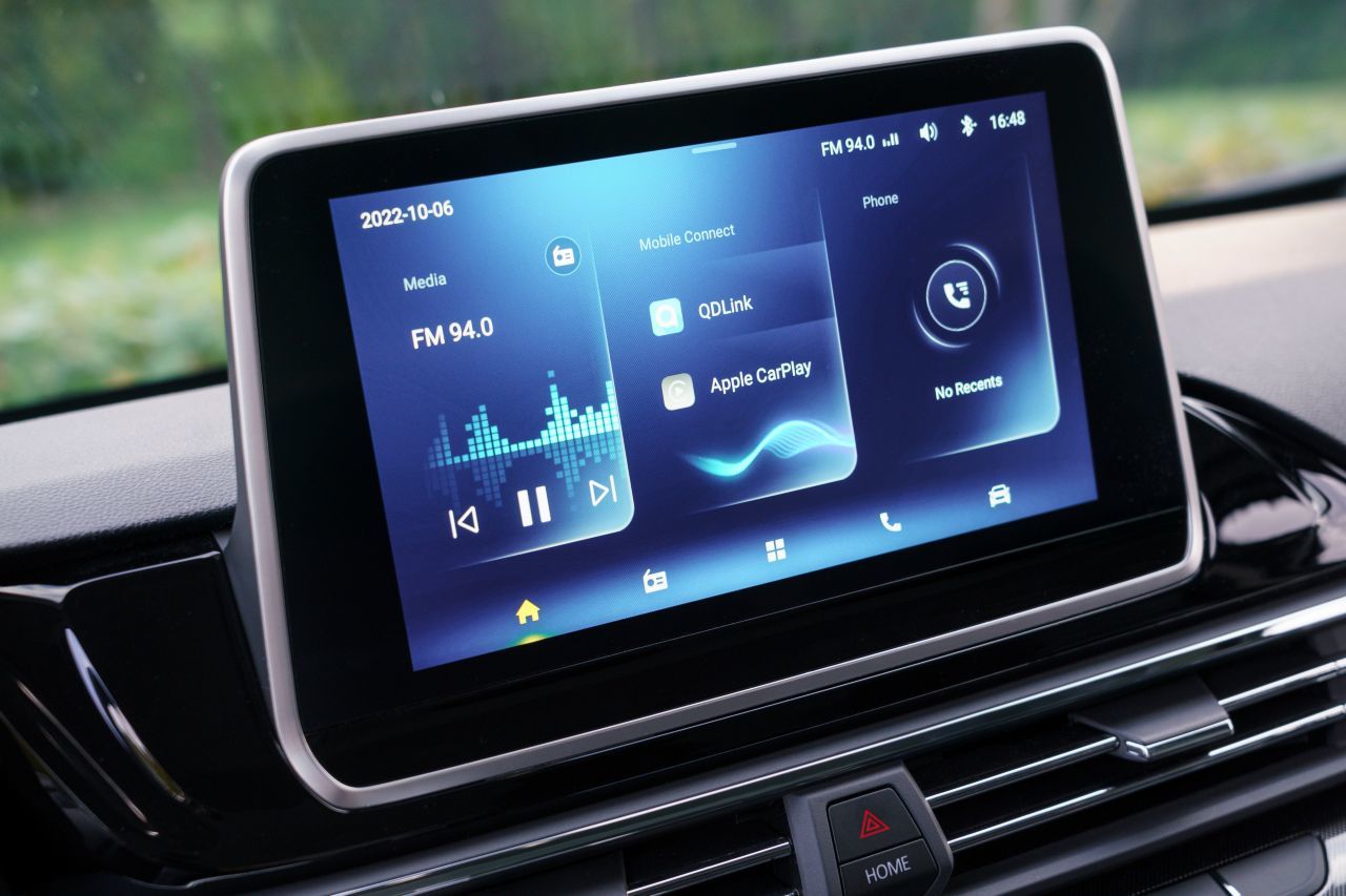 Das Multimediasystem wird über eine 10-Zoll-Touchscreen bedient, der Apple CarPlay und Android Auto einbindet.
