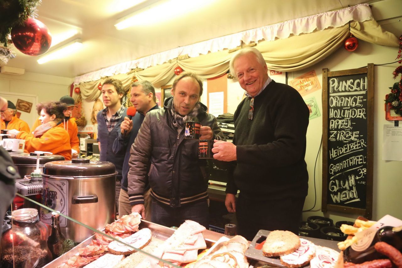 Beim Weihnachtsbrunch: Armin Holenia mit seinem Radio-Kollegen Adi Niederkorn, Sportchef von Ö3.