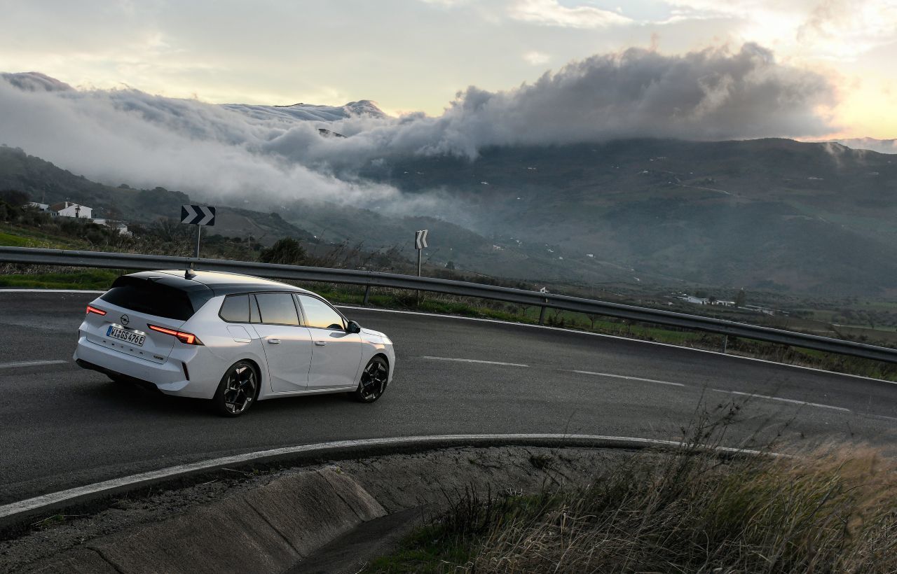 Der Kombi ist knackig, aber nicht ganz so agil wie der Hatchback. Etwas mehr Gewicht und Radstand wirken sich aus. Freilich auch als Autobahn-Komfort.