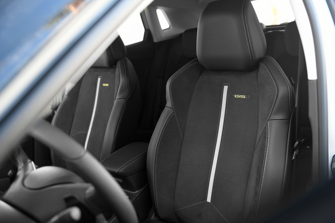 GSe-Performance-Sitze mit rutschfestem Raulederbezug und cooler Optik.