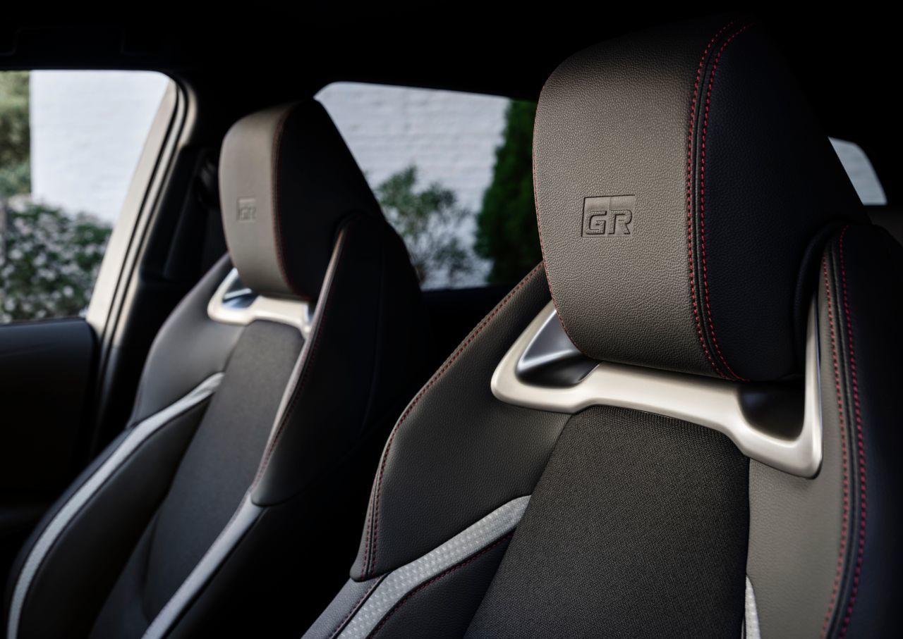 Gut gesattelt: Die Mono-Sitze im Corolla GR-Sport stemmen Komfort und Seitenhalt gleichwertig solide.