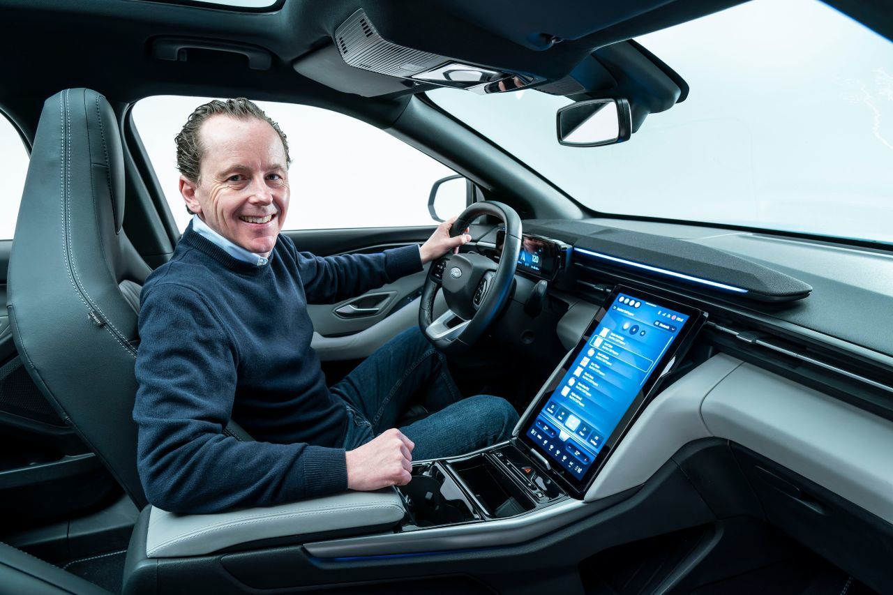 Fazit von Motorprofis-Redakteur Fabian Steiner nach dem ersten (statischen) Test mit dem Elektro-Explorer: „Der elektrische Explorer ist ein Europäer mit amerikanischem Designakzent: Er basiert auf VW-Technik, ohne dass es die Kunden sehen, und zitiert die US-Ikone, ohne sie nachzuahmen. Das macht ihn am alten Kontinent zum klassischen Kompakt-SUV der cooleren Art.