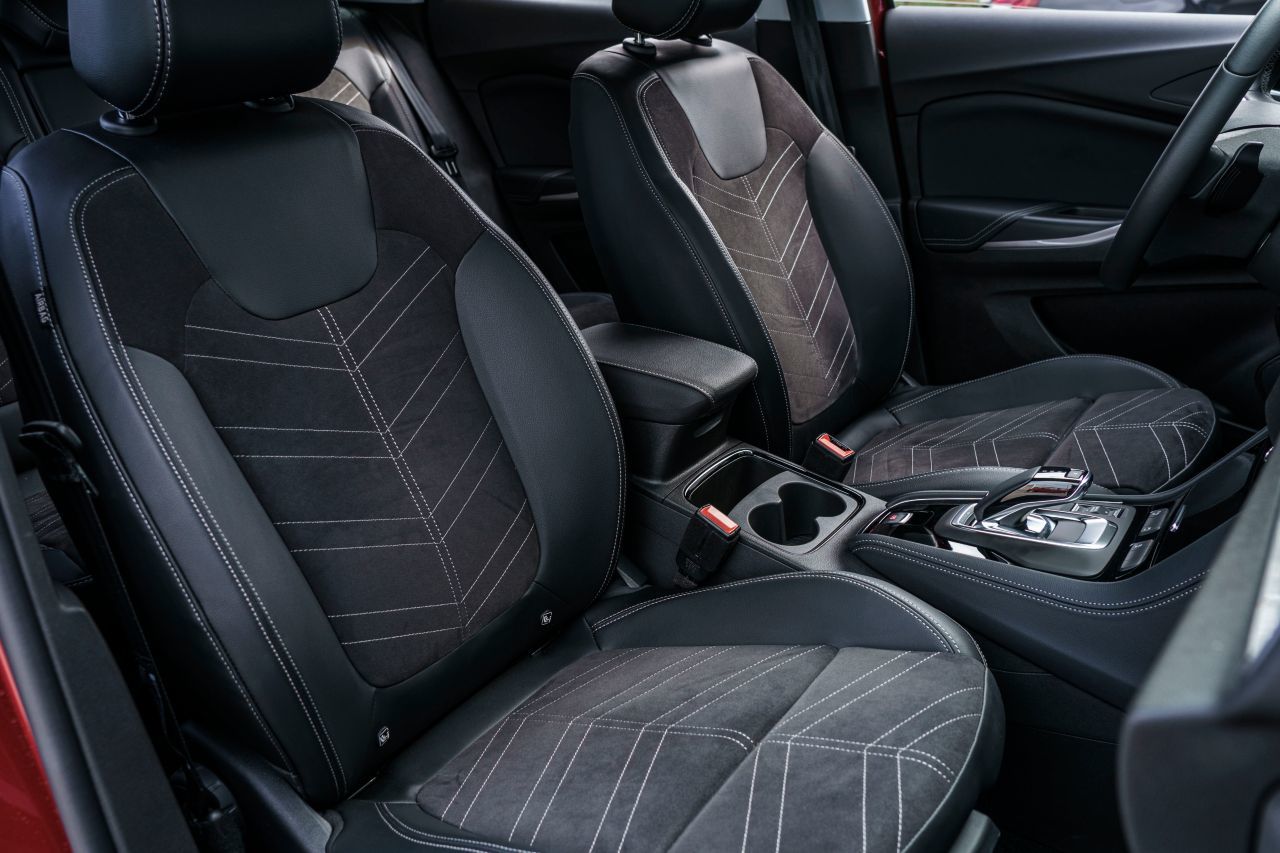 Opel hat traditionell hochwertige Sitze – im Grandland mit ausziehbarer Oberschenkelauflage, straffer Polsterung, feschem Bezug und sogar Sitzkühlung.