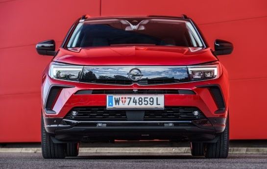 Opel hat sein Kompakt-SUV verjüngt, beim Antrieb bleibt aber der Klassiker im Programm: Diesel mit Automatik. - Junge Klassik