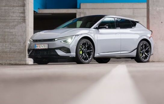 Beschleunigt die Familie in 3,5 Sekunden auf Hundert und macht 650 PS firmenwagentauglich. - Papa dreht noch eine  Runde