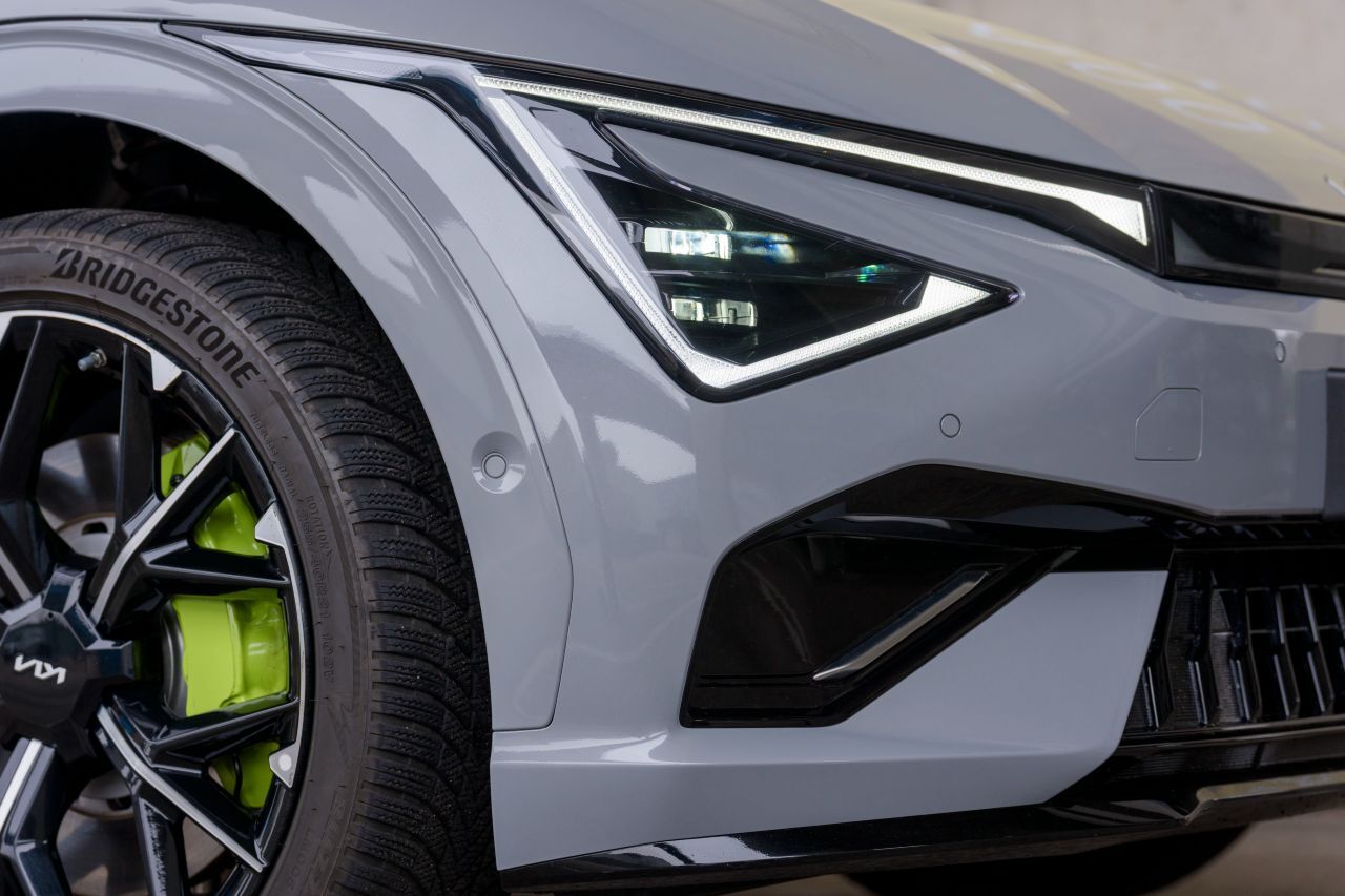 Seit dem Update von 2025 fährt die Lichtsignatur einen Zickzack-Kurs.