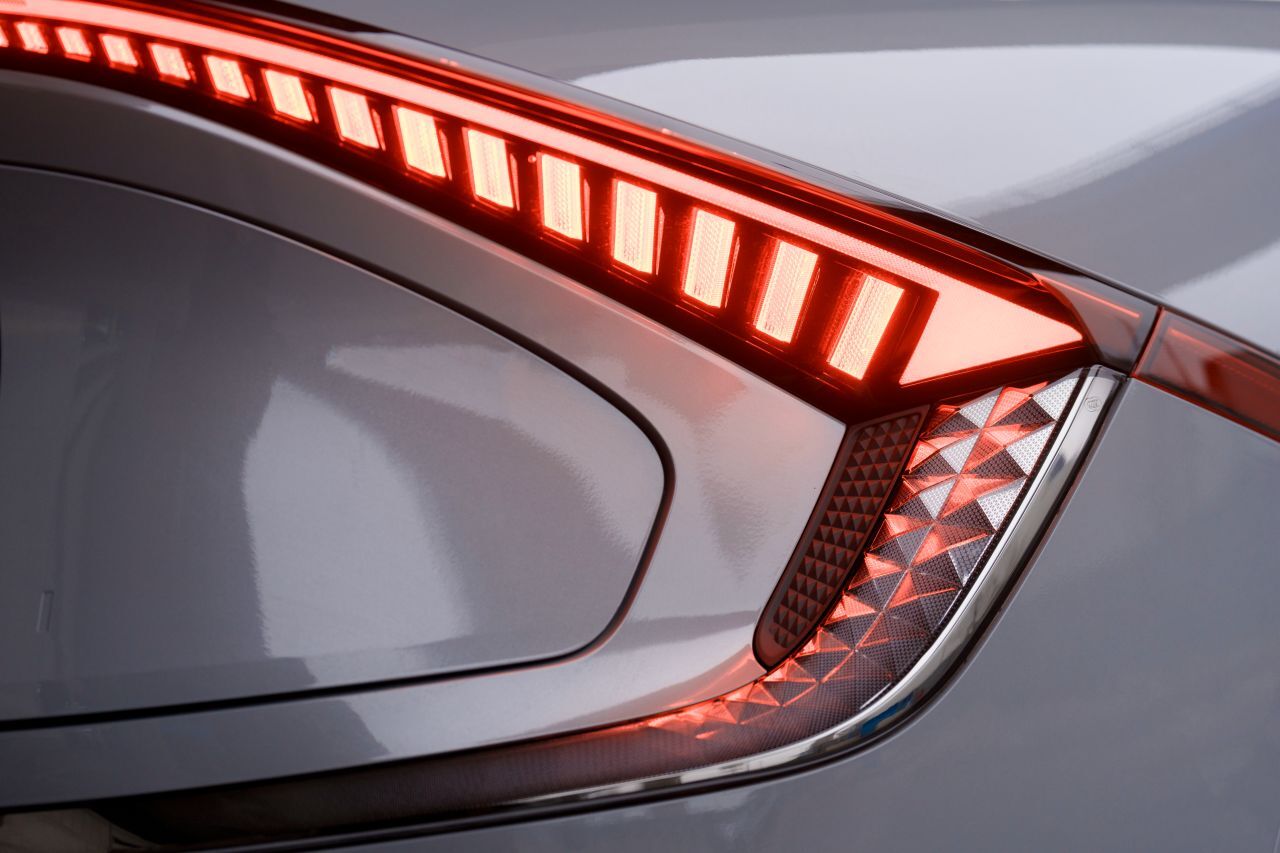 Spektakel im Detail bietet die riesige Leuchtsequenz am Heck.