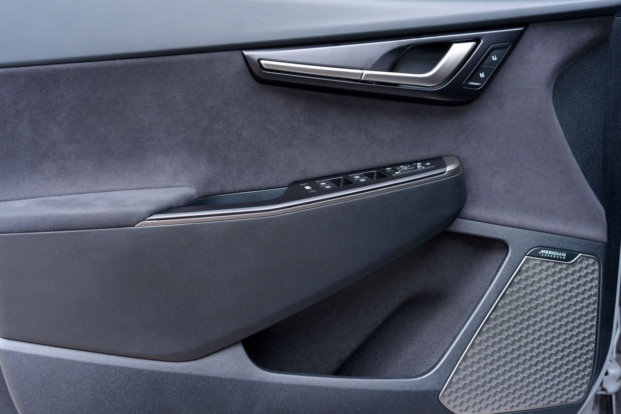 … hoch, die Materialauswahl weiterhin ein wenig artifiziell.