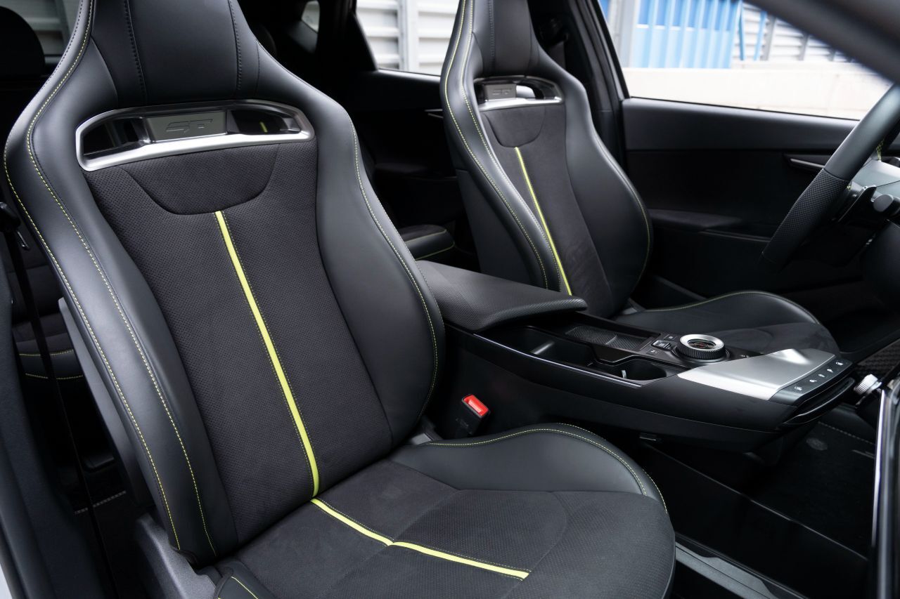 Die Sportsitze sind nun elektrisch verstellbar, fahrerseitig ist zudem die Höhe variabel, wodurch der EV6 GT auch für große Fahrer langstreckentauglich wird.