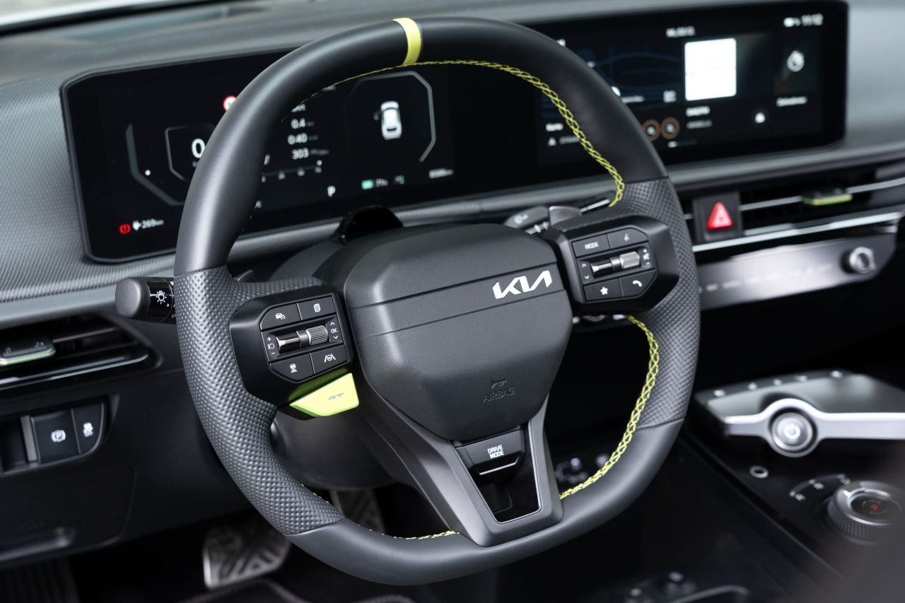 Am neuen Volant leuchten die 12-Uhr-Markierung, die GT-Taste …