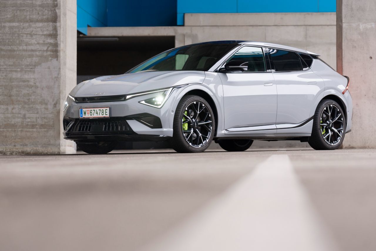 Fazit von Motorprofis-Tester Fabian Steiner: „ Kein Schnäppchen, für ein 650-PS-Auto mit sportlich anspruchsvollem Gesamtpaket aber sehr wohl günstig. Kia bleibt bei den Preisvorstellungen unter der Premiumliga, der es aber technisch teilweise überlegen ist. Guter Deal also.