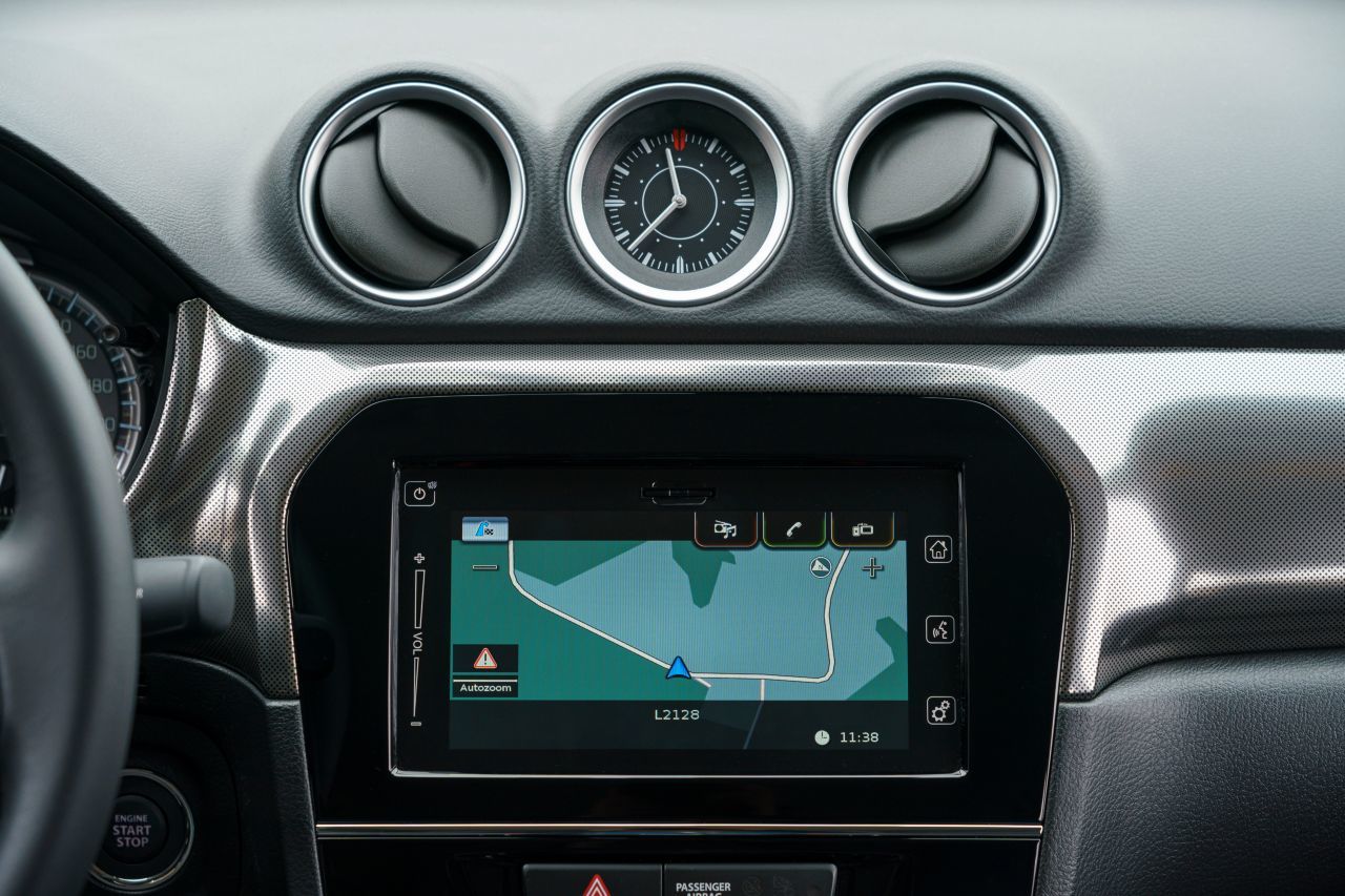 Touchscreen-Multimedia-System mit Navigation.