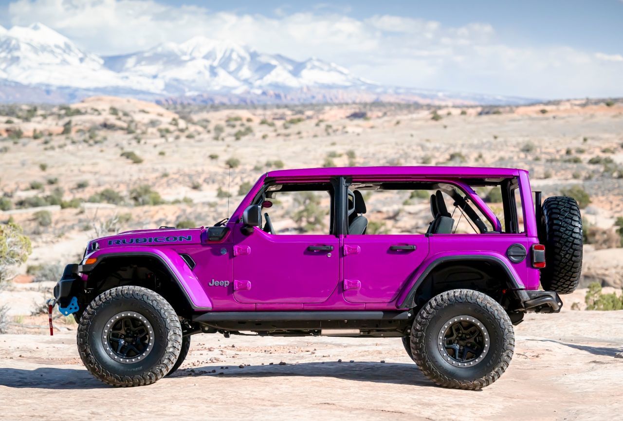 Jeep Wrangler Rubicon 4xe Concept: Weiterentwicklung der Magenta-Lackierung, die in der ersten Auflage schnell ausverkauft war.