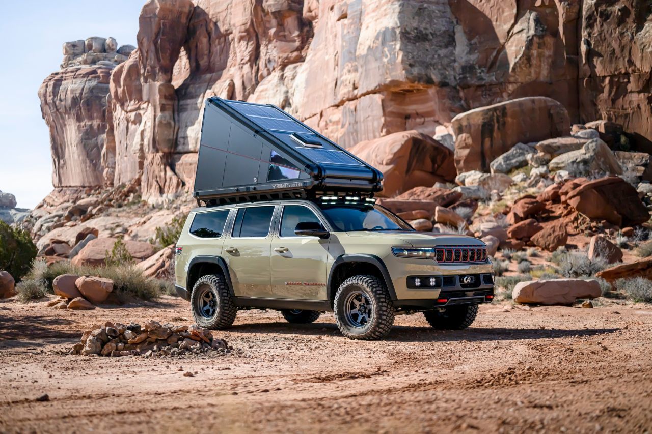 Jeep Grand Wagoneer Overland Concept: Ein Skyloft auf dem Dach, aus Karbon gefertigt und ausklappbar, dient als …