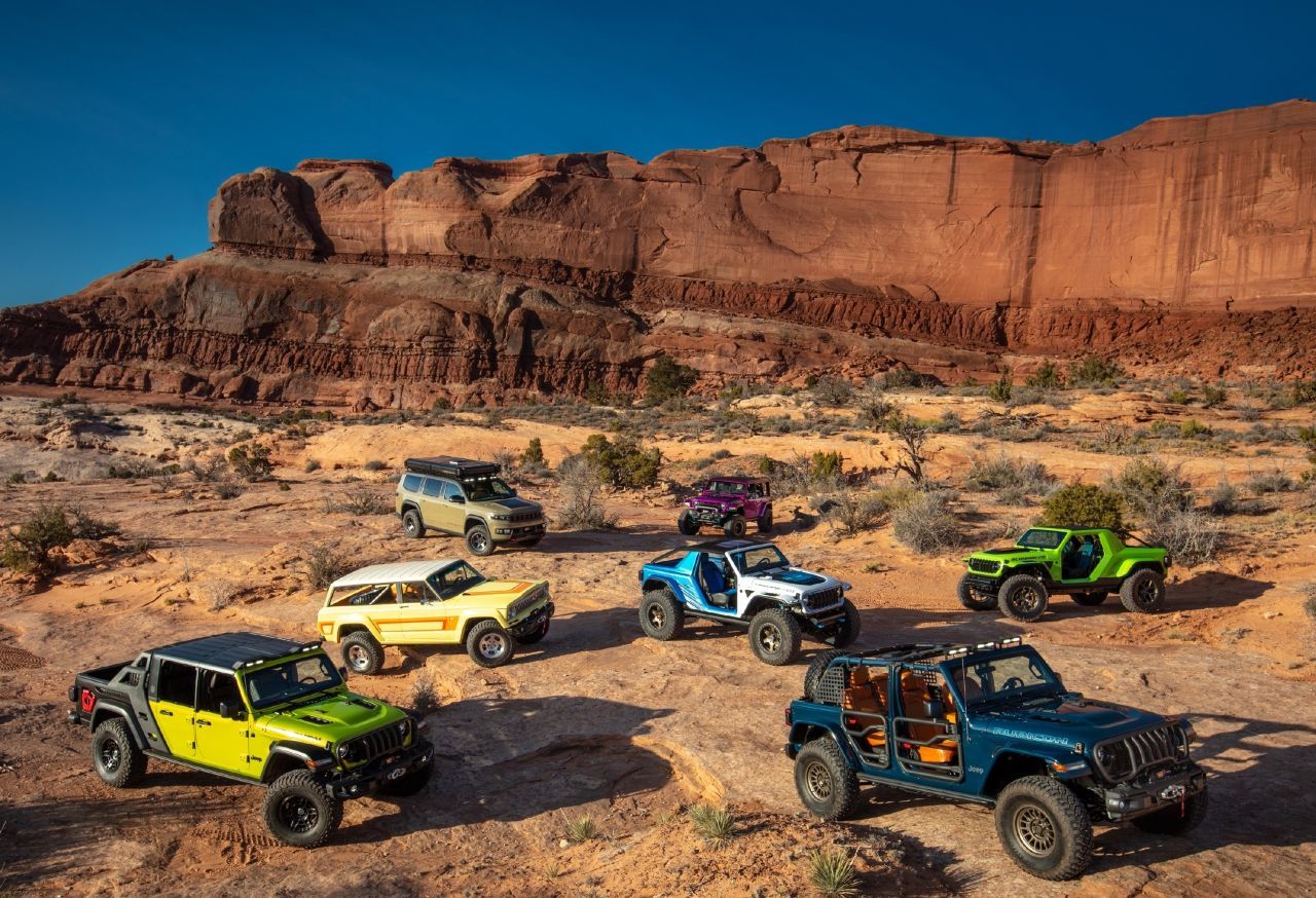 Jeep Gladiator Rubicon Sideburn Concept (vo. li.) und Jeep Wrangler Rubicon 4xe Departure Concept (vo. re.) mit den weiteren 2023er Moab Concept Cars.